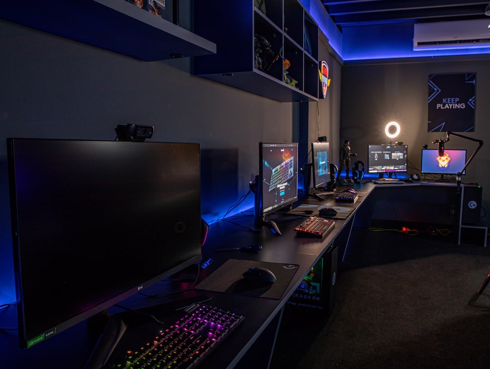 Monitores gamers de gran velocidad en Circuit Stream Rooftop