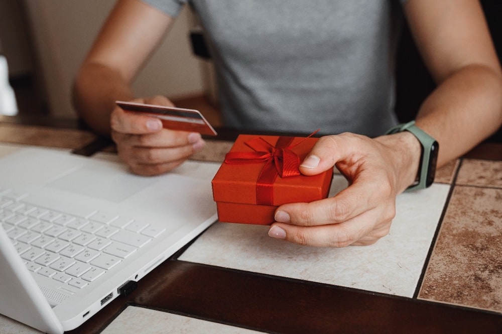 Colaboradores prefieren tarjeta virtual en Navidad