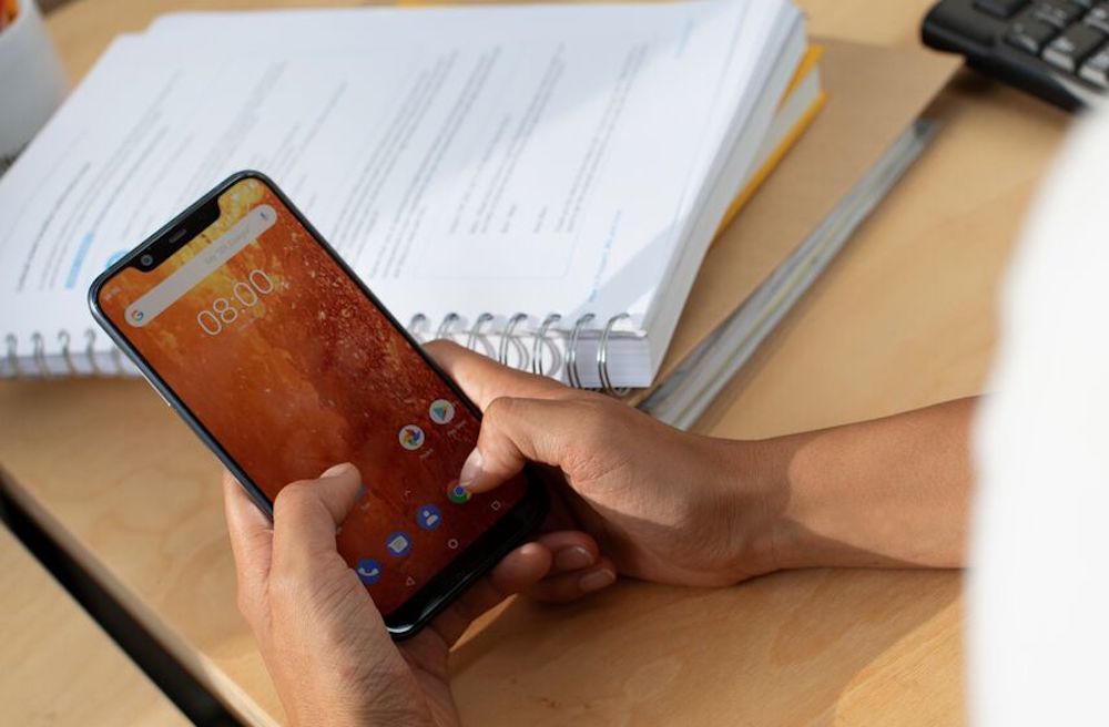 Dispositivos m&oacute;viles en la alfabetizaci&oacute;n y brecha digital