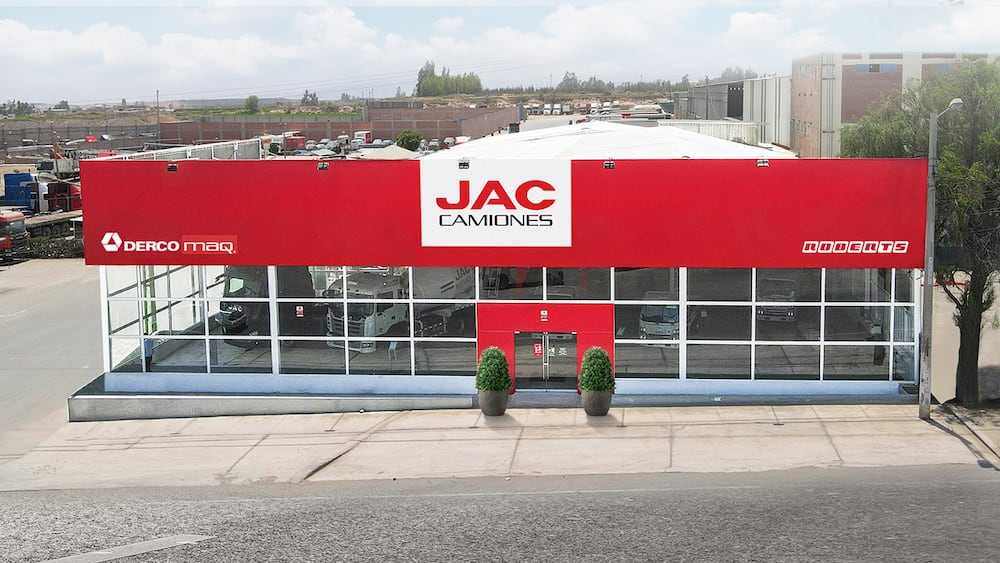 Grupo Roberts y Derco inauguran tienda de camiones JAC para empresarios