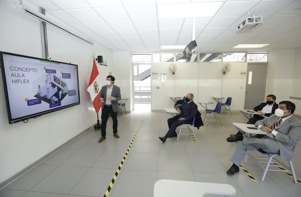 USIL instala aulas HyFlex para educación híbrida
