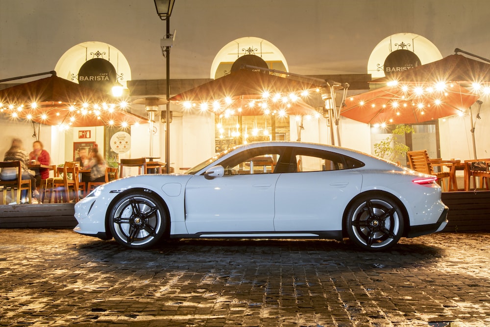 Porsche impulsa las ventas de coches eléctricos en la región