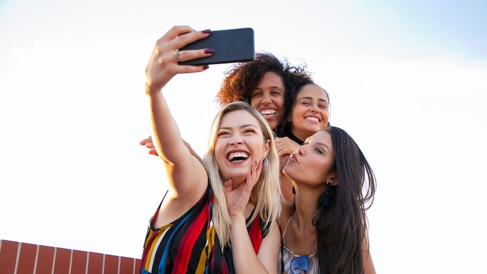 Realme Tips para que todos salgan bien en un selfie grupal