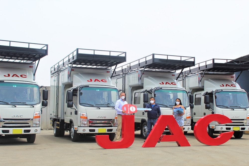 Camiones JAC D400 DC realizan operaciones de mantenimiento
