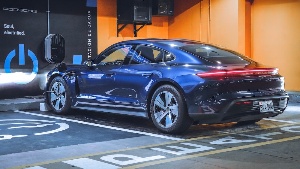 Porsche Perú instala cargador para vehículos eléctricos en Larcomar