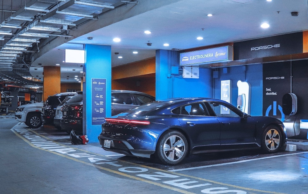Porsche Perú instala cargador para vehículos eléctricos en Larcomar