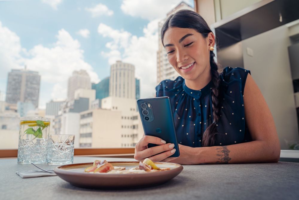 El motorola edge 30 pro llegó a Perú