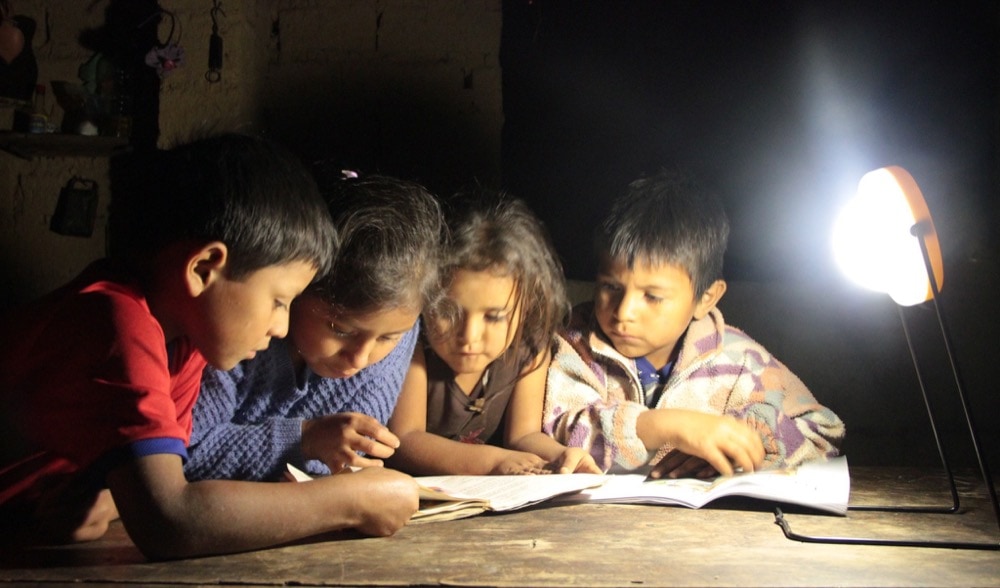 &lsquo;Comunidades Iluminadas&rsquo; beneficia familias de la selva peruana
