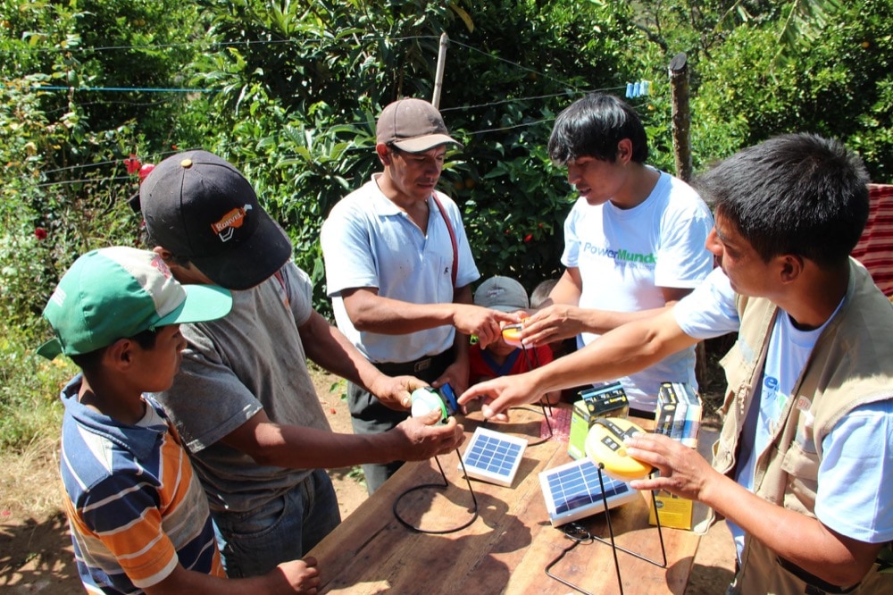 &lsquo;Comunidades Iluminadas&rsquo; beneficia familias de la selva peruana