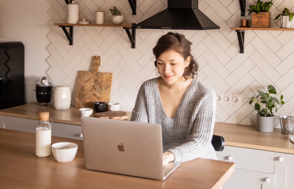 Empleados dicen que el trabajo híbrido los hace productivos