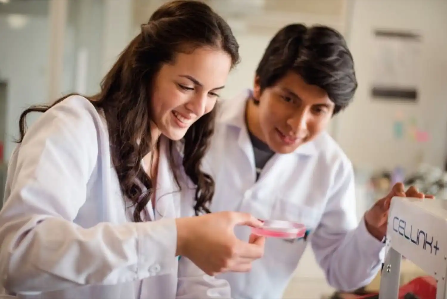 Se gradúan los primeros bioingenieros y bioingenieras del Perú