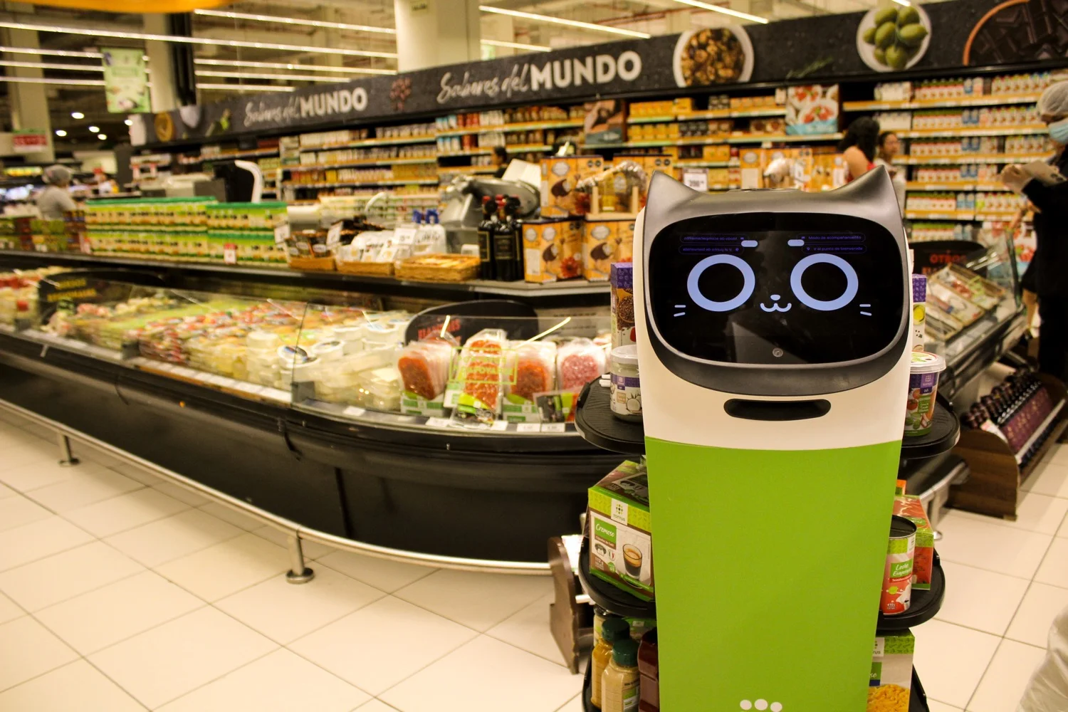 Totti: El robot que interactúa en Hipermercados Tottus