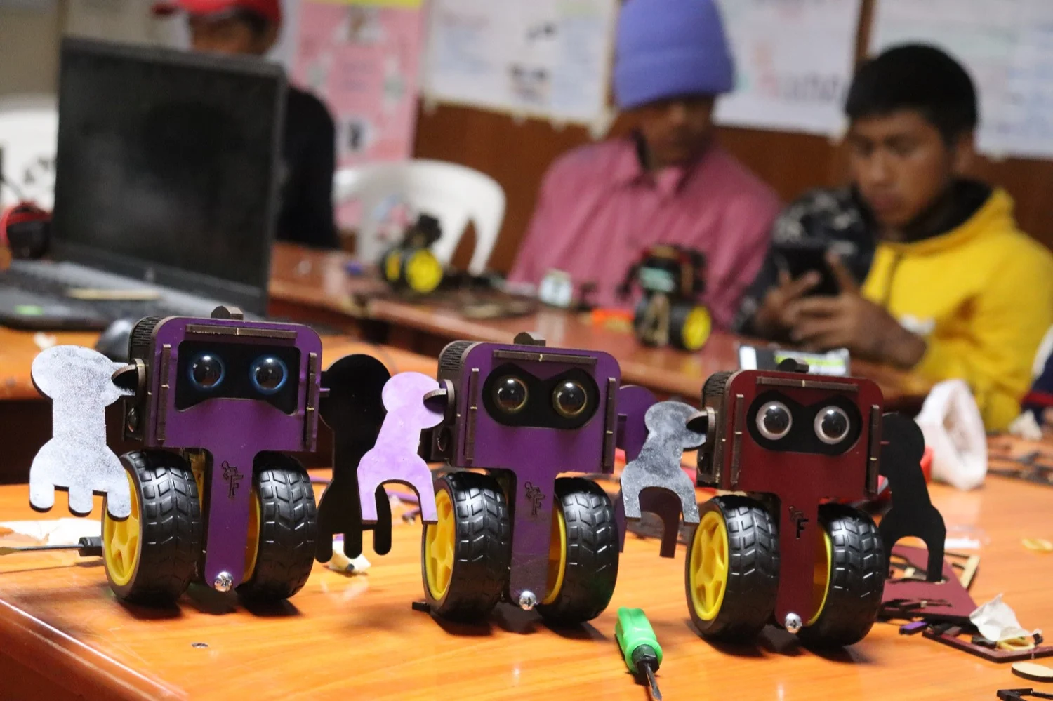 Niños arequipeños fabricaron 60 robots educativos y ecoamigables