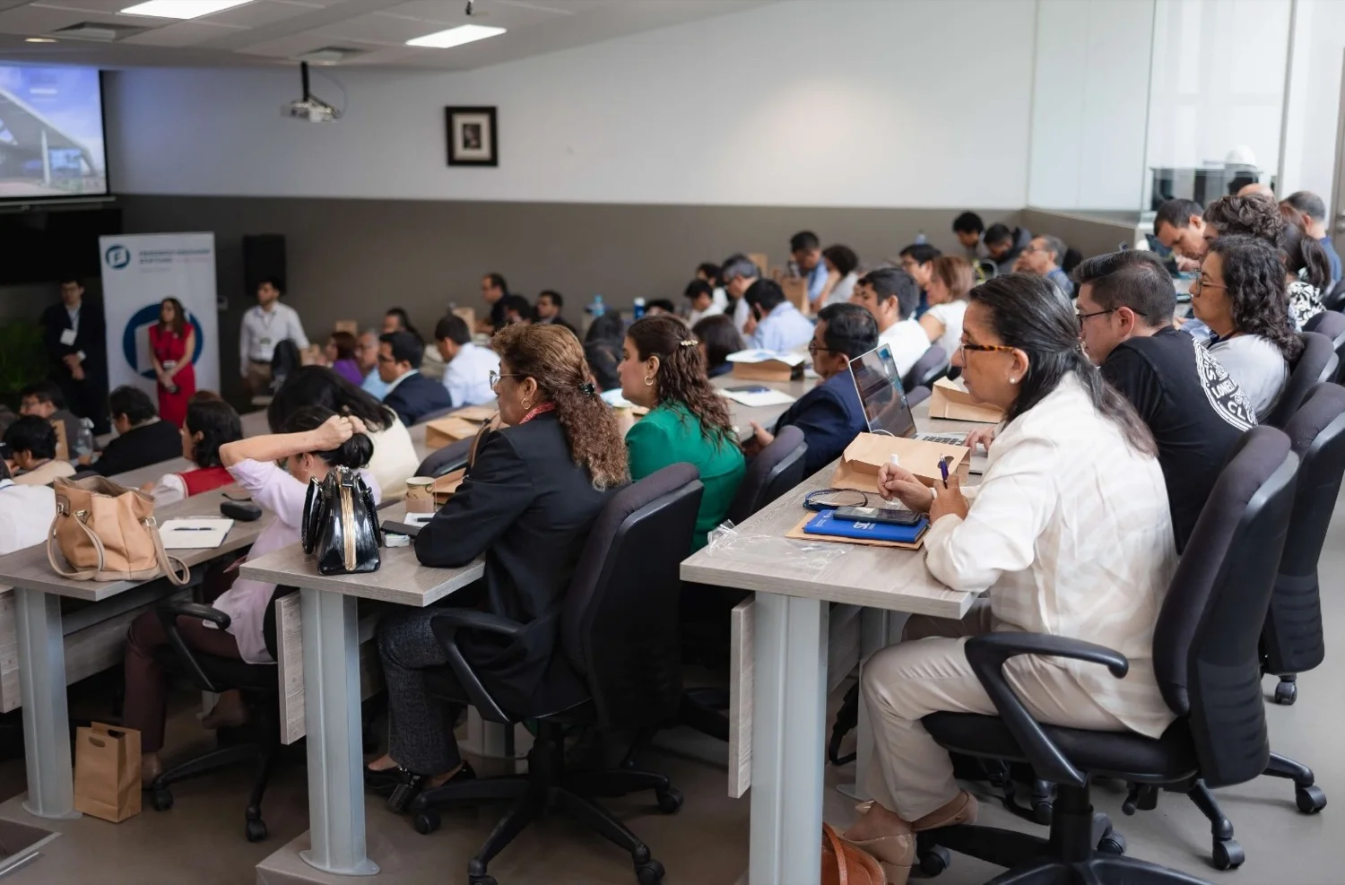 Docentes de Perú capacitados en emprendimiento e innovación