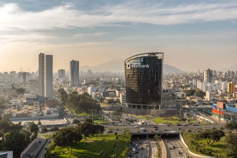 Interbank lleva la IA de Anthropic al corazón del banco