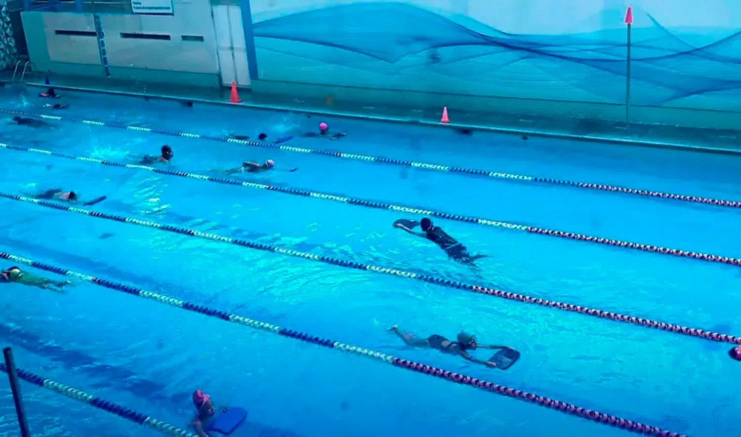 Clases de natación se adelantan por El Niño