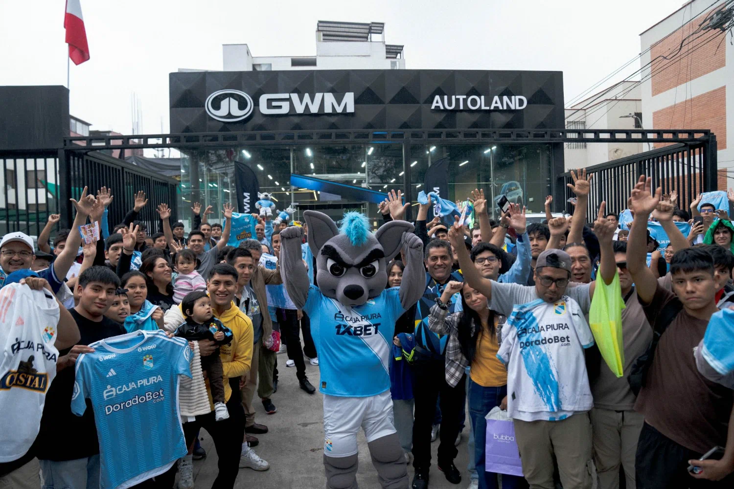 GWM firma aut&oacute;grafos con Sporting Cristal en Autoland Surco