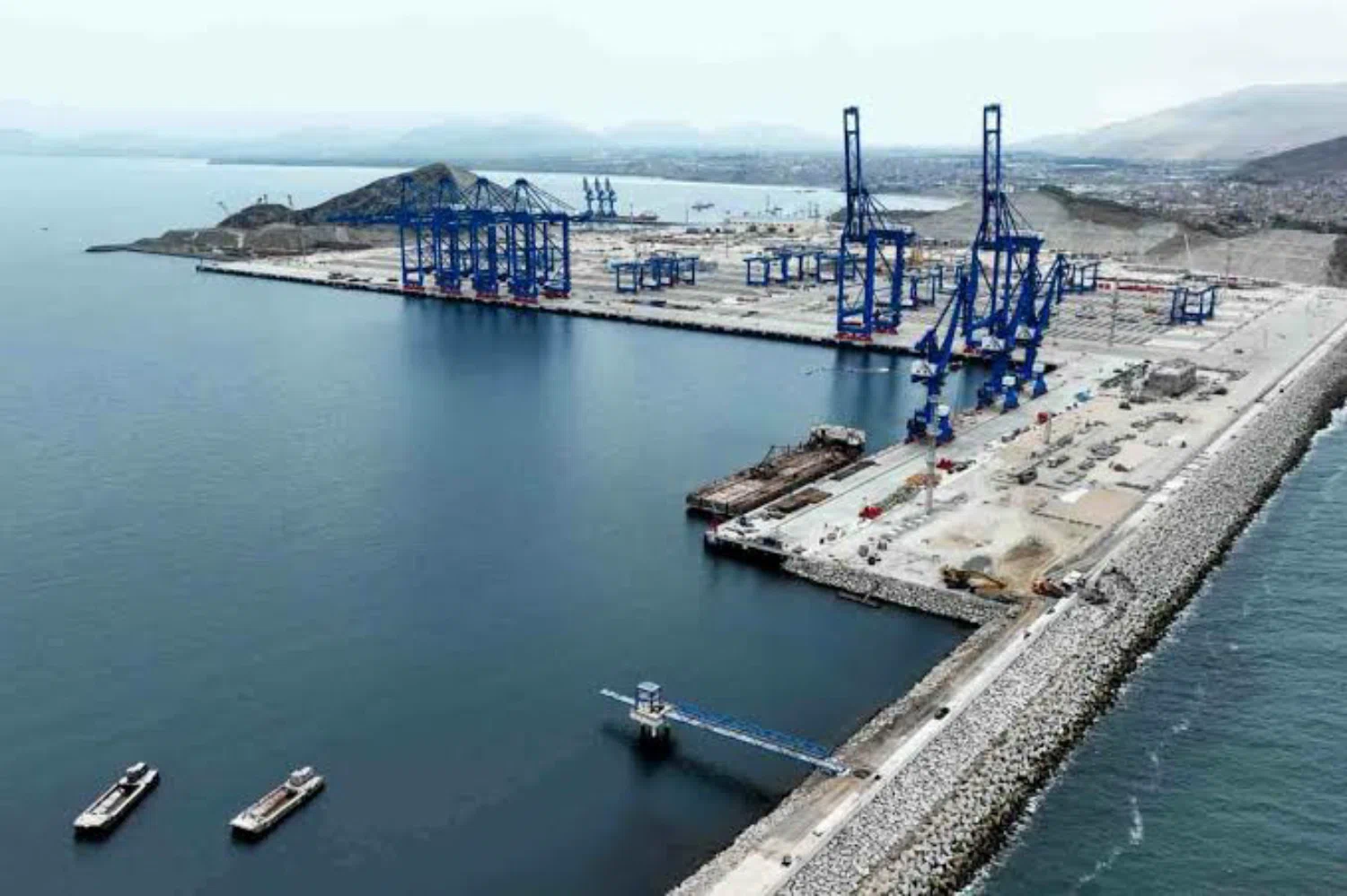 Tecnolog&iacute;a impulsa puertos y aeropuertos para competir