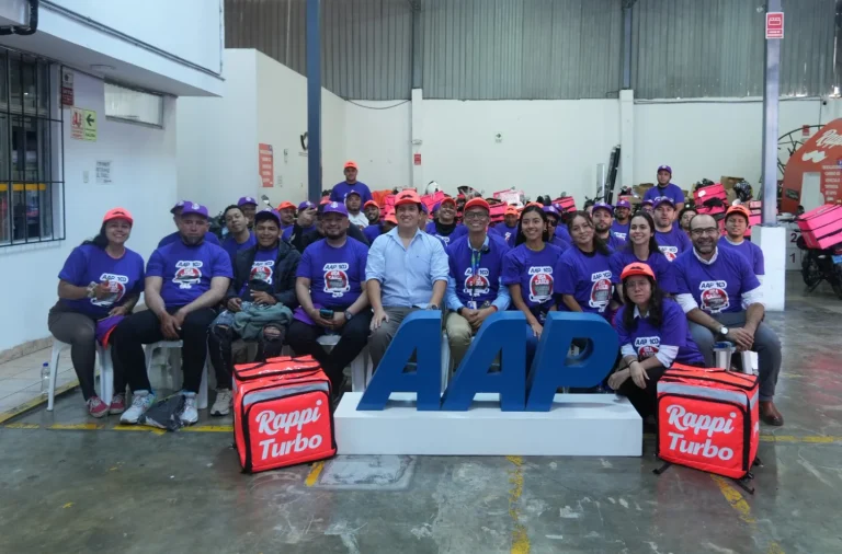 La AAP entrega cascos certificados a 40 repartidores de Rappi