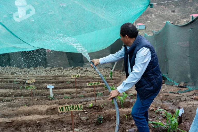Abel Cruz impulsa atrapanieblas para comunidades con agua en Lima