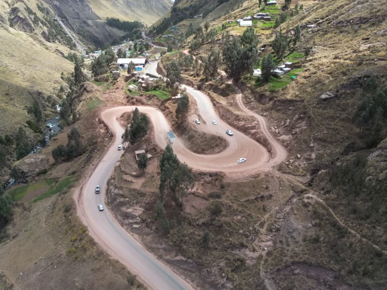 Antapaccay mejora tramo clave Espinar–Sicuani y su transitabilidad