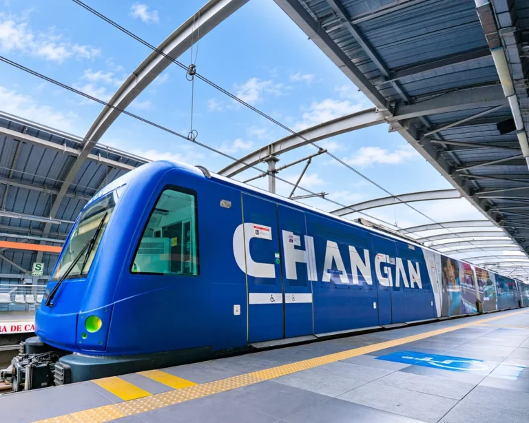 Changan branding en tren Lima Línea 1