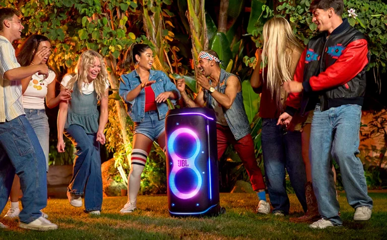 Cuatro altavoces JBL para Halloween y Día de la Canción Criolla