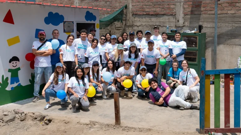 Ford Perú y TECHO mejoran aula en San Juan de Lurigancho