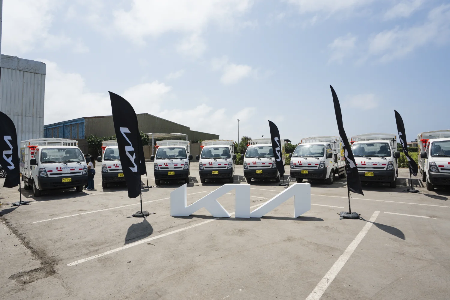 Kia Perú entrega 25 Towner a Llamagas
