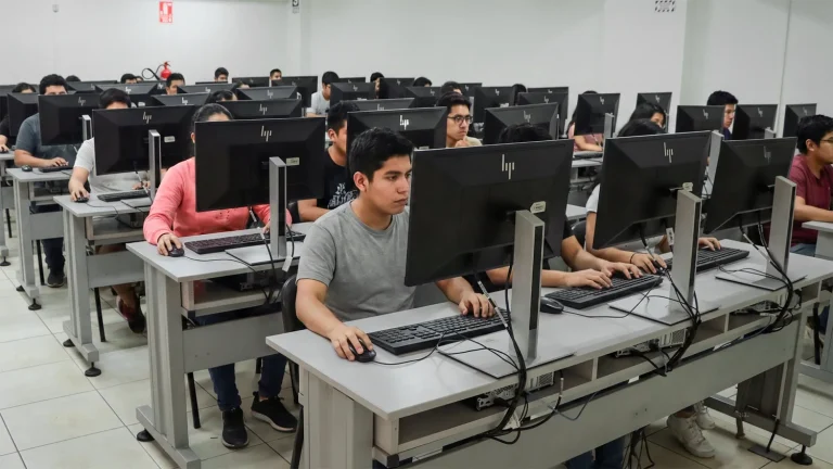 UMA usa PBL e IA para formar analistas y solucionadores de problemas